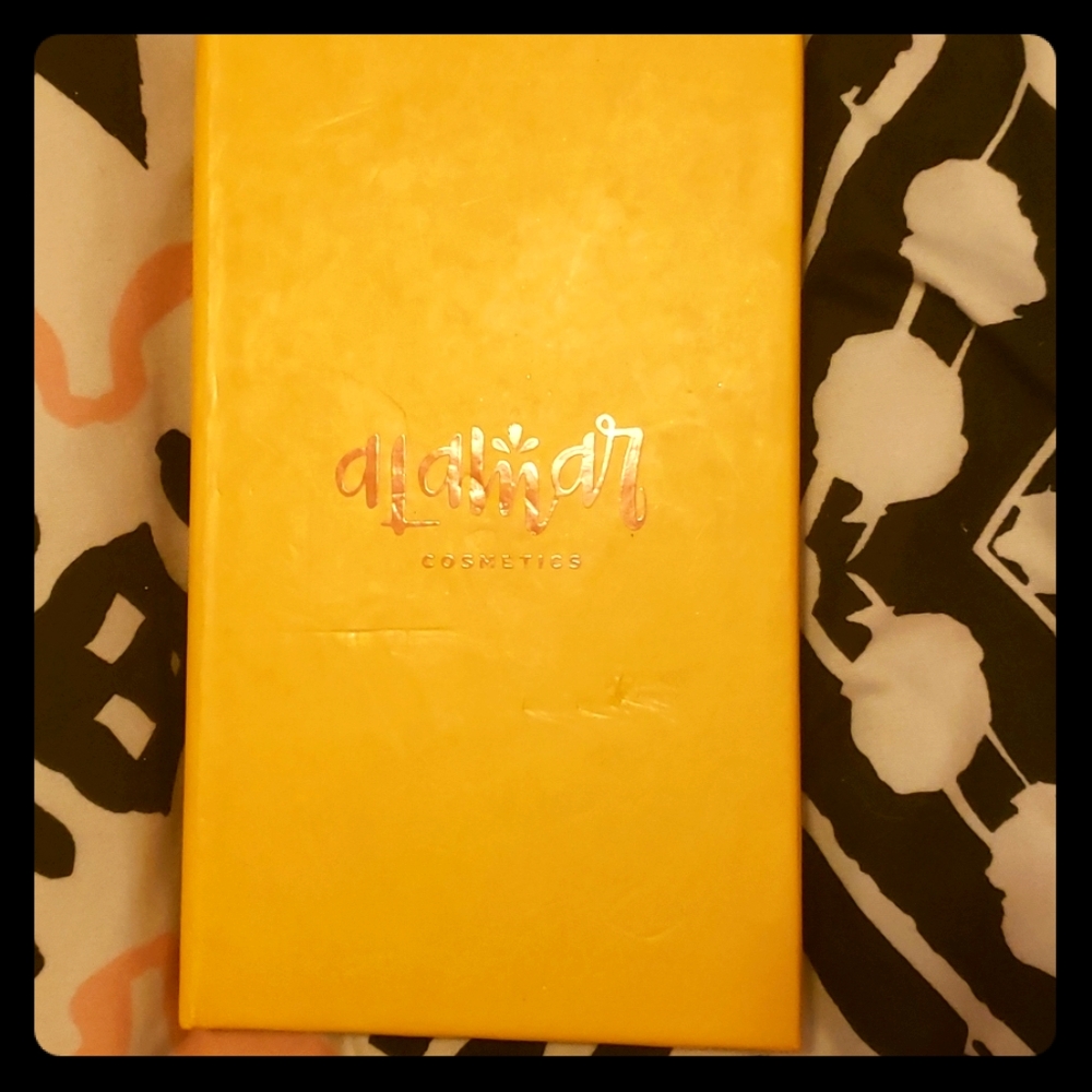 Alamar cosmetics eyeshadow palette